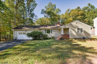 109 Edgewood Dr in Bridgewater, NJ - Building Photo