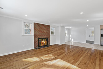 93 Bradley St in North Haven, CT - Building Photo - Building Photo