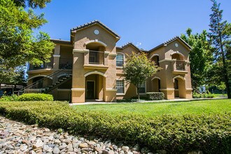 Rolling Oaks Apartment Homes in Fairfield, CA - Foto de edificio - Building Photo