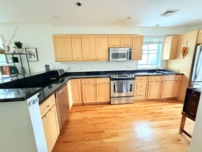 24 Forbes St, Unit 3 CO in Boston, MA - Building Photo - Building Photo