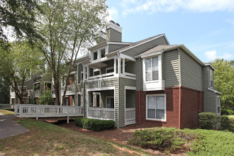 Highland Oaks Apartments in Winston-Salem, NC - Foto de edificio - Building Photo