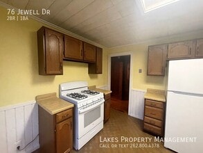 76 Jewell Dr in Williams Bay, WI - Foto de edificio - Building Photo