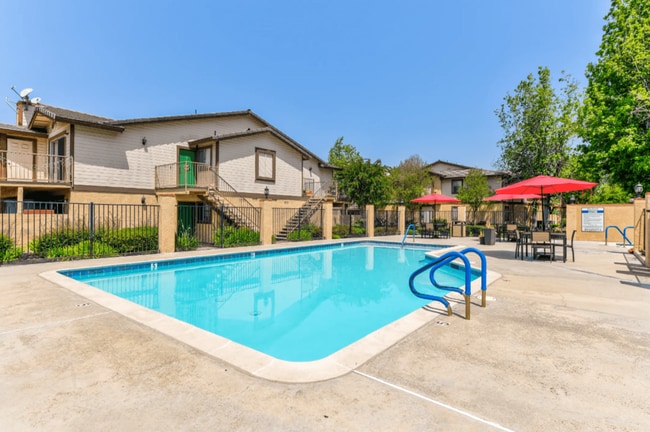 Gladstone Ridge Apartments in Glendora, CA - Foto de edificio - Building Photo