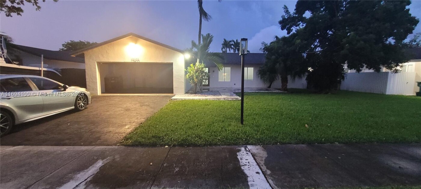 13935 SW 107th Terrace in Miami, FL - Building Photo