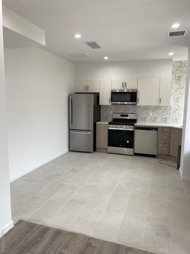 201-5 17th Ave in Queens, NY - Building Photo - Building Photo