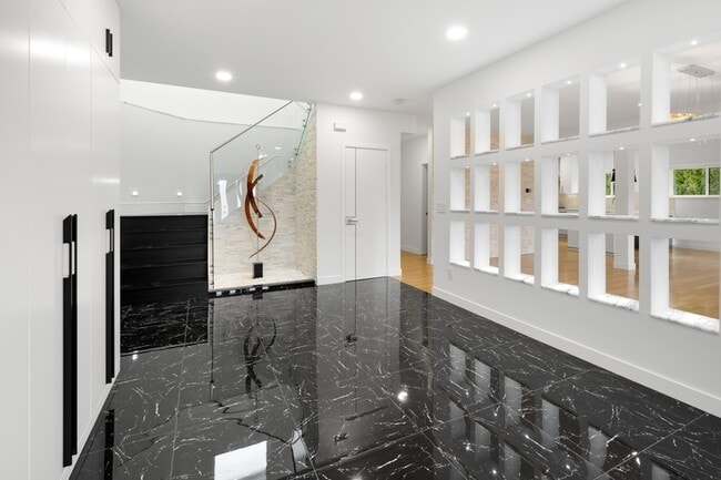 6402 106th Ave NE in Kirkland, WA - Building Photo - Building Photo