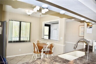 5767 Deauville Cir in Naples, FL - Foto de edificio - Building Photo