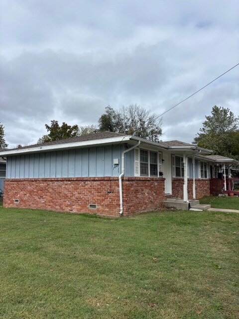 1347 E High St in Springfield, MO - Building Photo