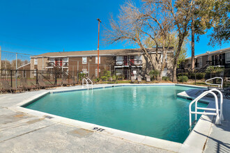 Buena Villa Apartmentes in Houston, TX - Building Photo - Building Photo