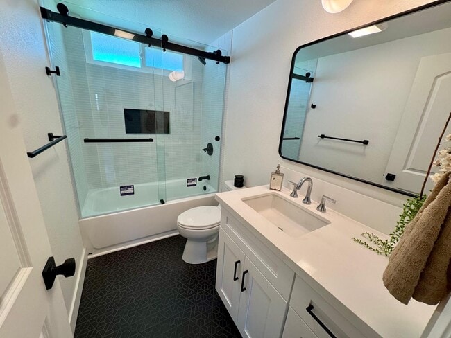 1502 W Hemlock Way in Santa Ana, CA - Foto de edificio - Building Photo