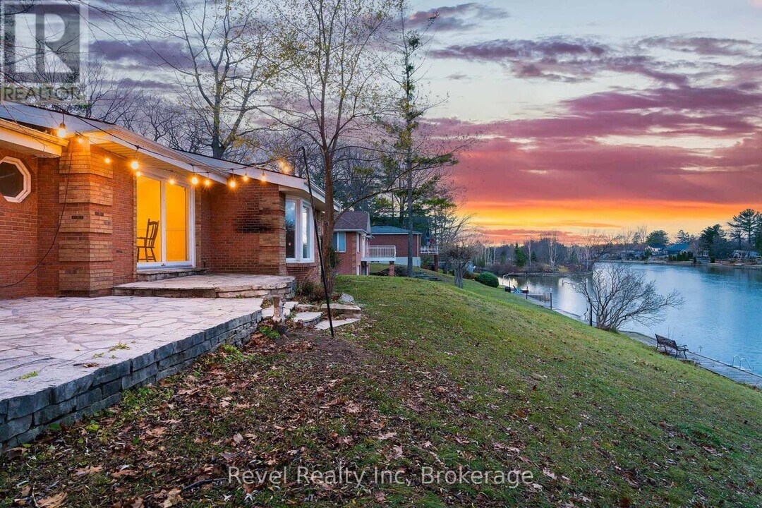 90 Edgewater Rd in Wasaga Beach, ON - Building Photo