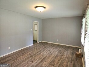 5690 Deerfield Ct in College Park, GA - Foto de edificio - Building Photo