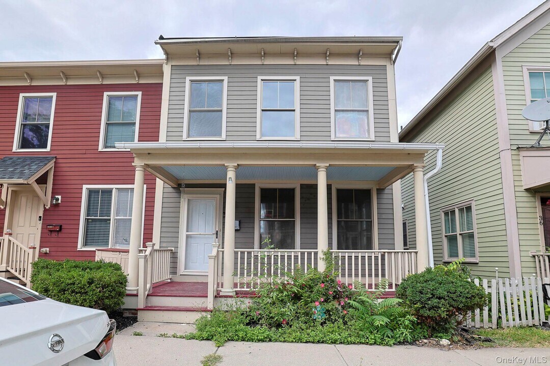 38 E Parmenter St in Newburgh, NY - Building Photo