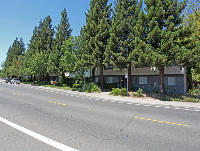 Riverdale Apartments in Sacramento, CA - Foto de edificio - Building Photo