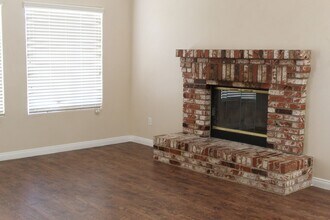 6011 Shangri-La Ln in Bakersfield, CA - Foto de edificio - Building Photo