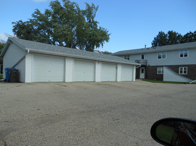 1012 Meadow St, Unit 2 in Watertown, WI - Building Photo - Building Photo