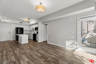 12655 Bluff Creek Dr in Los Angeles, CA - Building Photo - Building Photo