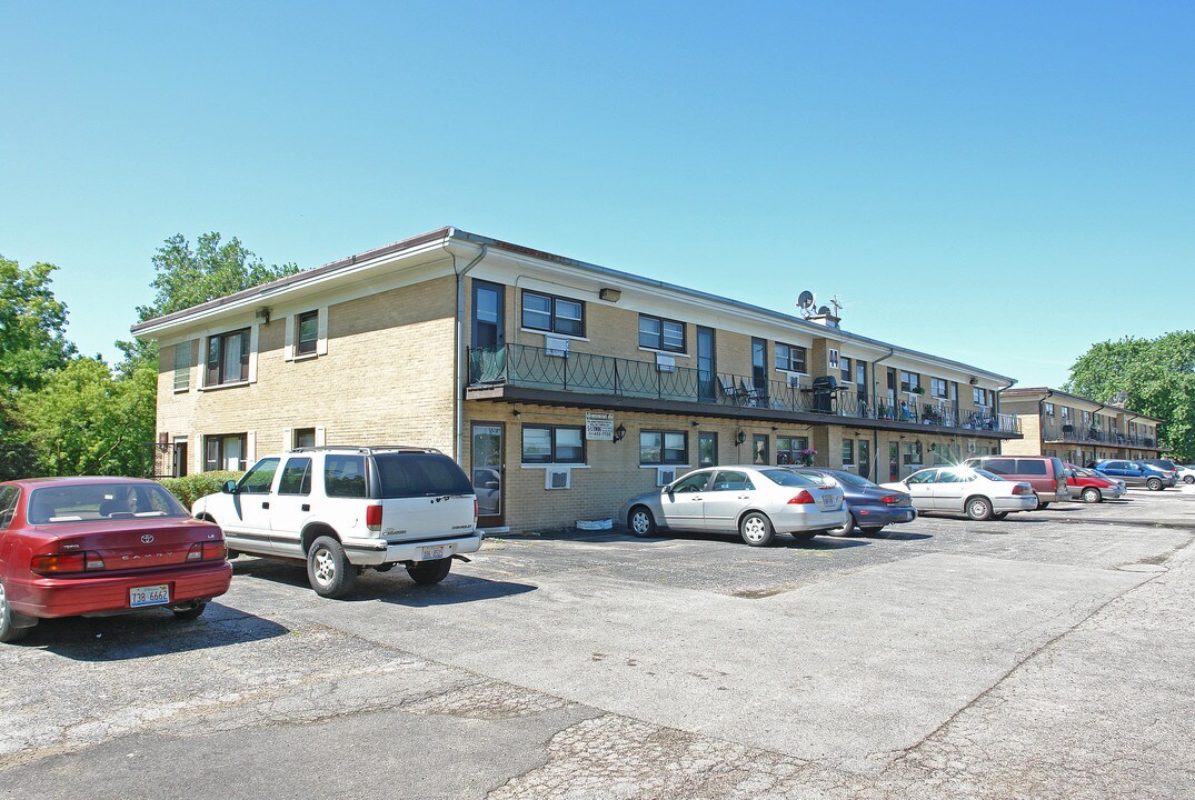 44 King Arthur Dr in Northlake, IL - Building Photo