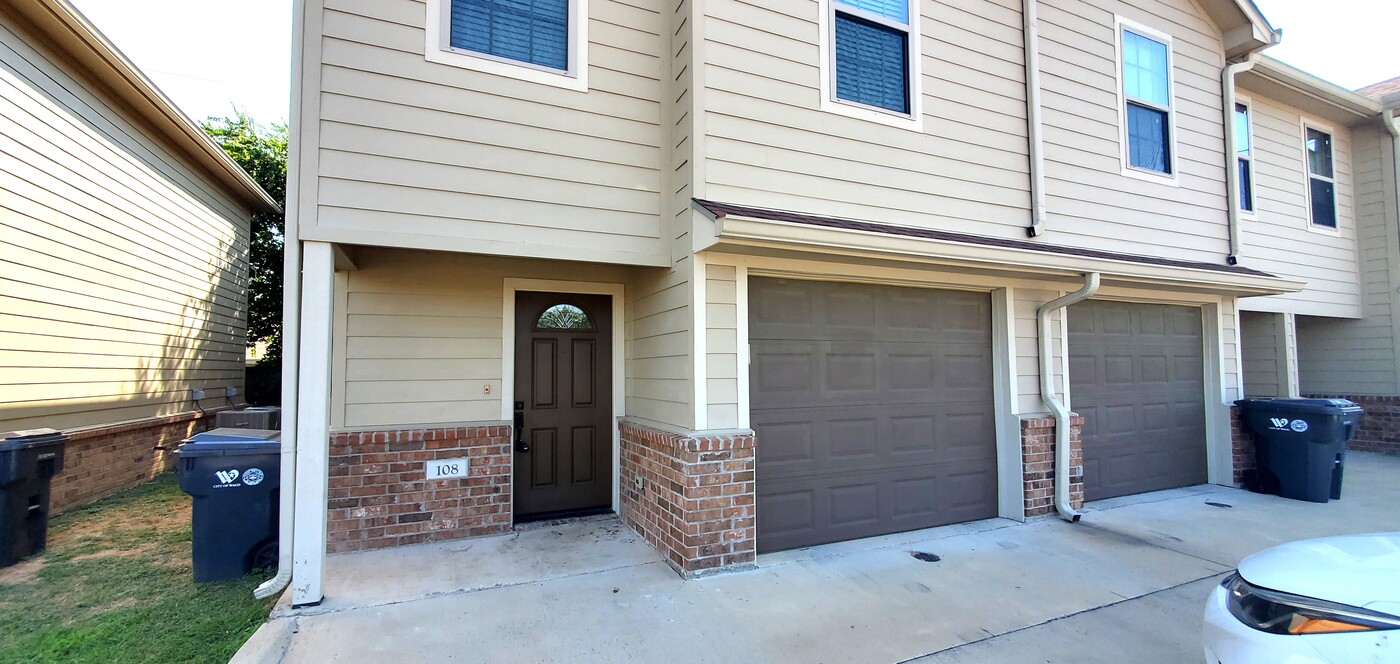 10001 Panther Way, Unit 404 in Woodway, TX - Foto de edificio