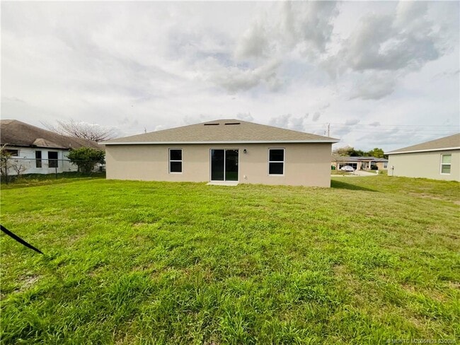 934 SW McDevitt Ave in Port St. Lucie, FL - Building Photo - Building Photo