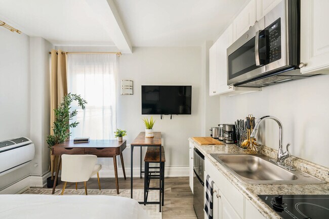 238 W 73rd St in New York, NY - Building Photo - Building Photo