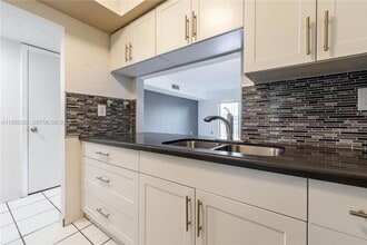 250 NW 107th Ave, Unit 205 in Miami, FL - Foto de edificio - Building Photo