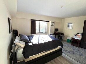 125 Pleasant St, Unit 105 in Brookline, MA - Foto de edificio - Building Photo