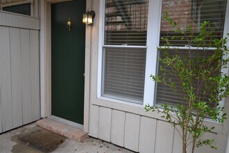 845 Augusta Dr in Houston, TX - Building Photo - Building Photo