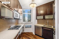 303 E 43rd St in New York, NY - Building Photo - Building Photo