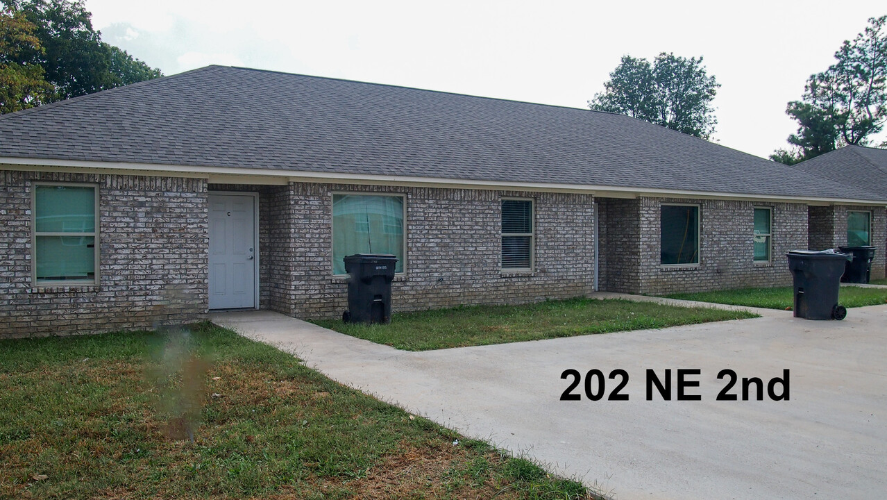 200 NE 2nd St in Walnut Ridge, AR - Building Photo