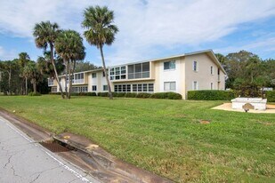 600 Royal Palm Pl, Unit 5A in Vero Beach, FL - Building Photo