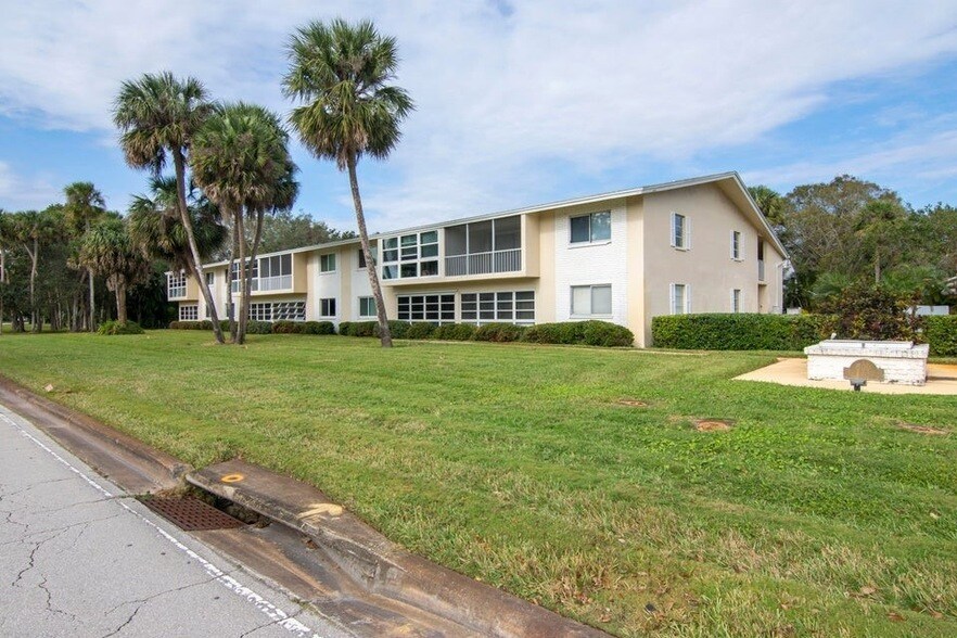 600 Royal Palm Pl, Unit 5A in Vero Beach, FL - Building Photo