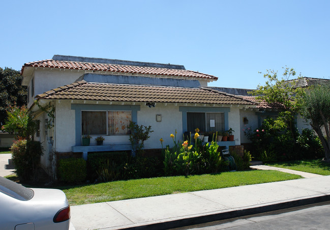 17392 Dairyview Cir in Huntington Beach, CA - Building Photo - Building Photo