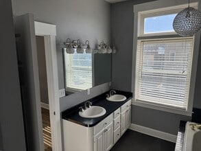 822 S 8th St, Unit Upper Unit in Manitowoc, WI - Foto de edificio - Building Photo