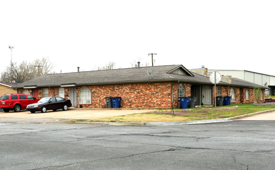 7136 E 13th St in Tulsa, OK - Building Photo