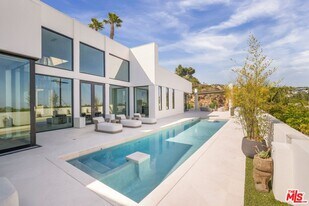 9405 Sierra Mar Pl in Los Angeles, CA - Building Photo