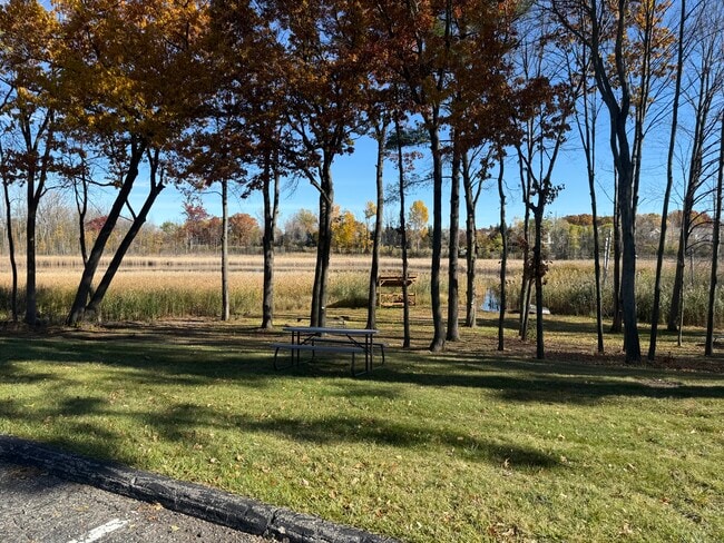 Manitou Lake Apartments in Lake Orion, MI - Foto de edificio - Building Photo