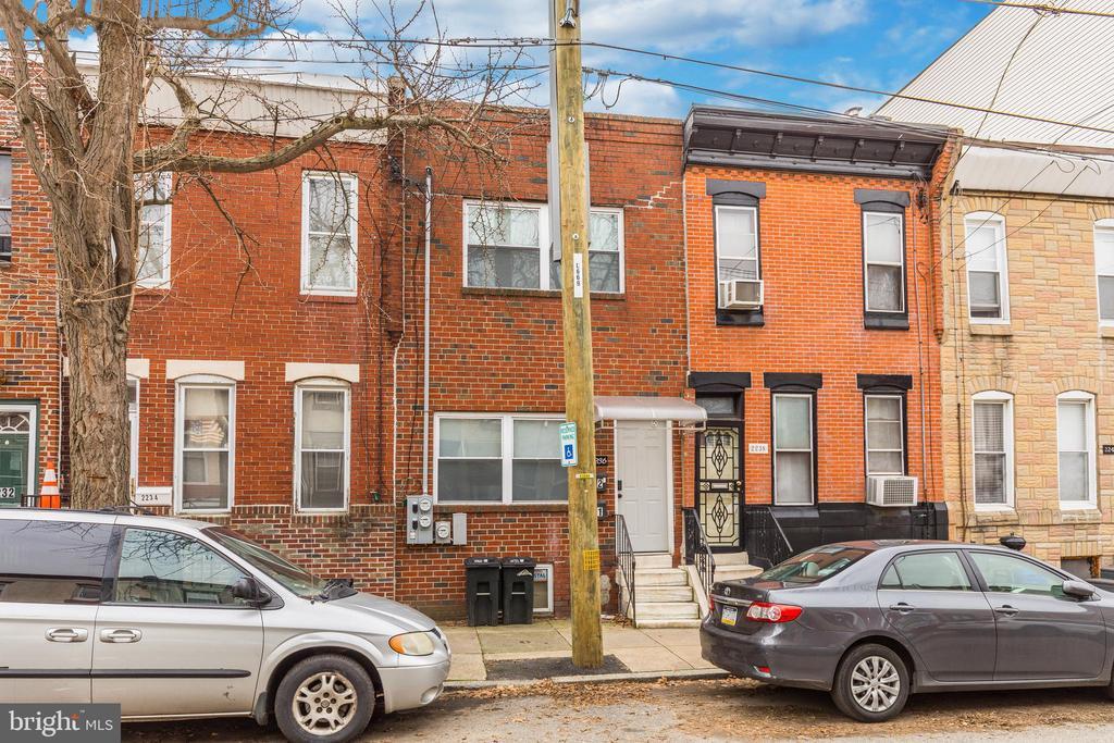 2236 Reed St in Philadelphia, PA - Building Photo