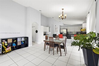 7673 NW 19th St in Pembroke Pines, FL - Foto de edificio - Building Photo