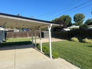 1418 Suzanne Dr in Modesto, CA - Foto de edificio - Building Photo