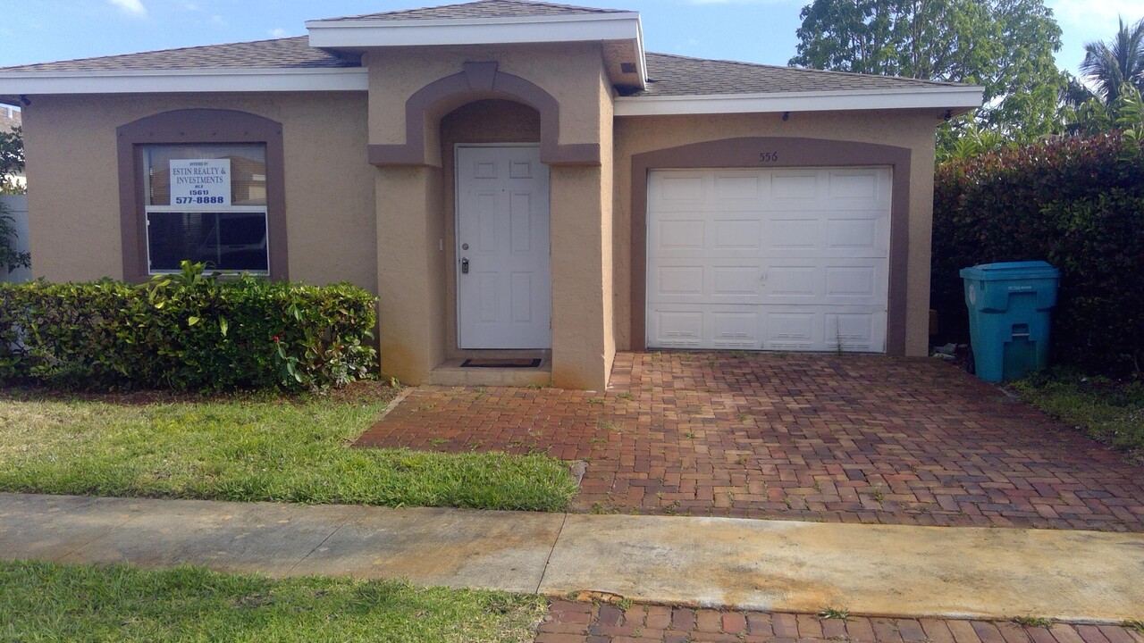 556 E Ridge Cir N in Boynton Beach, FL - Building Photo