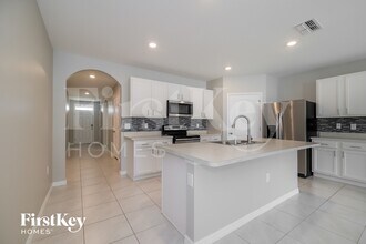 709 Kindred Ln in Auburndale, FL - Foto de edificio - Building Photo