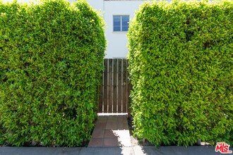 7714 Rosewood Ave in Los Angeles, CA - Building Photo - Building Photo