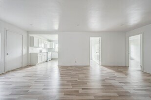 725 E Morton St in Denison, TX - Building Photo