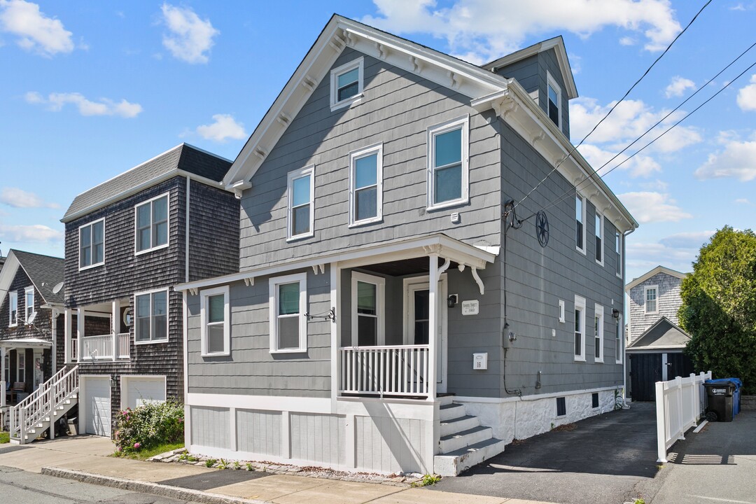 16 Dean Ave, Unit 1 in Newport, RI - Building Photo