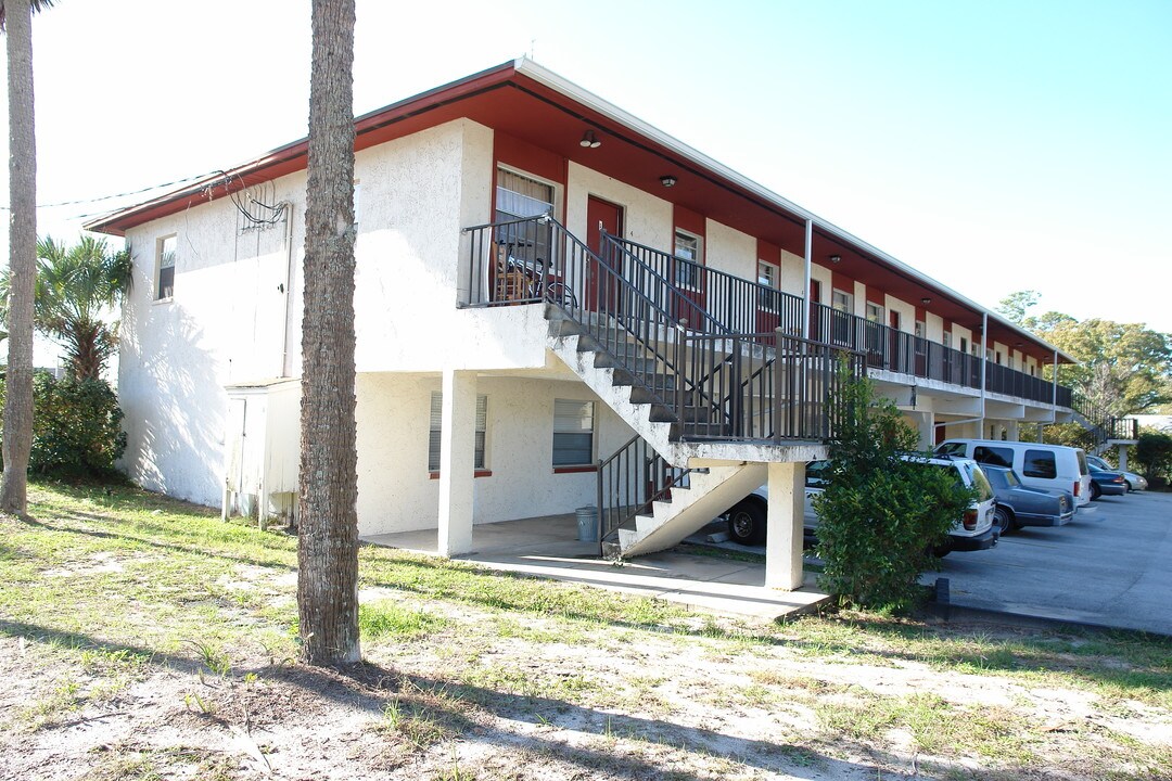 100 New Britain Ave in Ormond Beach, FL - Foto de edificio