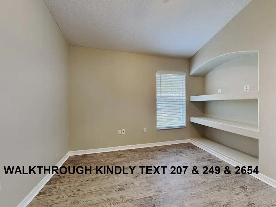 2225 Elizabeth Dr in Brandon, FL - Foto de edificio