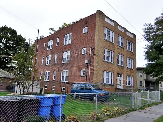 105 West St in New Britain, CT - Building Photo