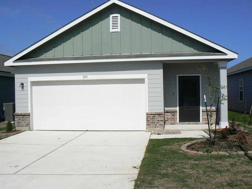 200 Woodpecker Run in Jarrell, TX - Building Photo