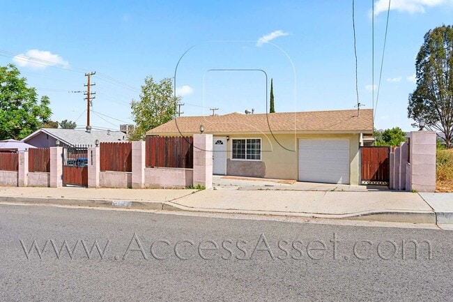 property at 1309 W Pottery St